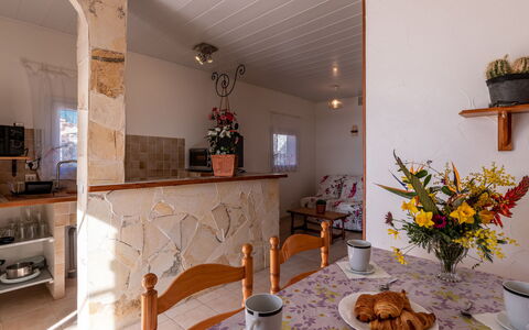 Campestra: Tavola, Proprietà, Pianta, Mobilia, Pianta Della Casa, Legna, Cucina, Interior Design, Cibo, Vaso Di Fiori