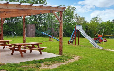 Herta: Legna, Attrezzatura Giochi All'Aperto, Spazio Pubblico, Tavolo Da Picnic, Terreno Di Gioco, Parco, Tavolo Esterno, Shade, Tempo Libero, Giardino