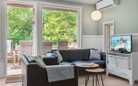 Herta: Mobilia, Interior Design, Pavimentazione, Pavimento, Legna, Soffitto, Divano, Casa, Soggiorno, Camera