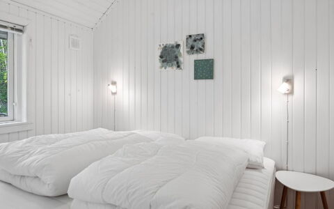 Herta: Camera Da Letto, Letto, Bianca, Bedding, Lenzuolo, Legna, Soffitto, Interior Design, Biancheria, Illuminazione