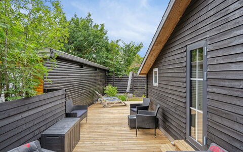Tjarven - 300M from the Sea: Tetto, Casa, Lotto, Casa, Villetta, Estate, Edifici Giardino, Shade, Log Cabin, Landscaping