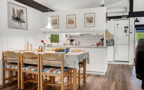 Borka - 1.2Km from the Sea: Mobilia, Interior Design, Cucina, Legna, Soffitto, Pavimentazione, Controsoffitto, Cucina & Sala Da Pranzo Tavolo, Pavimento, Sedia