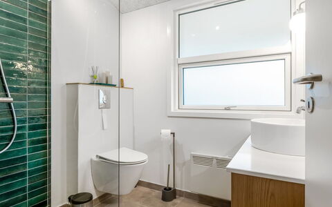 Borka - 1.2Km from the Sea: Bagno, Interior Design, Pavimentazione, Parete, Idraulico Fixture, Pavimento, Gabinetto, Soffitto, Idraulico, Bicchiere