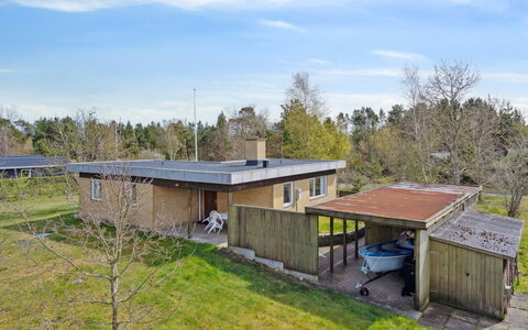 Marjon - 450M from the Sea: Tetto, Casa, Porta, Villetta, Shade, Raccordo, Cortile, Estate, Backyard