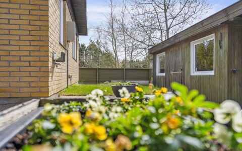 Marjon - 450M from the Sea: Tetto, Casa, Porta, Villetta, Shade, Raccordo, Cortile, Estate, Backyard
