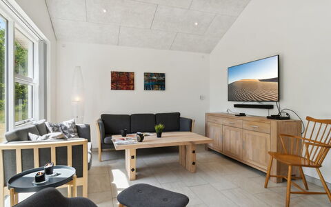 Swarthovde - from the Sea: Mobilia, Interior Design, Pavimentazione, Legna, Pavimento, Soffitto, Pavimento In Legno, Sedia, Tavolo, Illuminazione