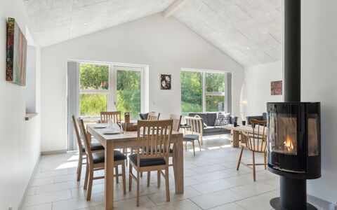 Swarthovde - from the Sea: Mobilia, Interior Design, Pavimentazione, Legna, Pavimento, Soffitto, Pavimento In Legno, Sedia, Tavolo, Illuminazione