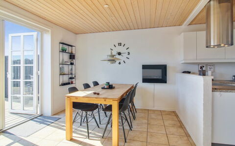 Alessandra - 500M from the Sea: Mobilia, Pavimentazione, Interior Design, Pavimento, Legna, Soffitto, Tavolo, Pavimento In Legno, Sedia, Cucina & Sala Da Pranzo Tavolo