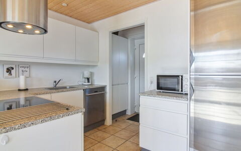 Alessandra - 500M from the Sea: Cucina, Controsoffitto, Interior Design, Pavimentazione, Elettrodomestico Da Cucina, Pavimento, Cabinetry, Mobilia, Apparecchio Major, Legna