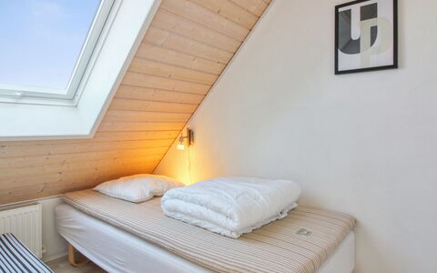 Alessandra - 500M from the Sea: Letto, Camera Da Letto, Legna, Pavimento, Pavimentazione, Interior Design, Soffitto, Lenzuolo, Bedding, Telaio Del Letto