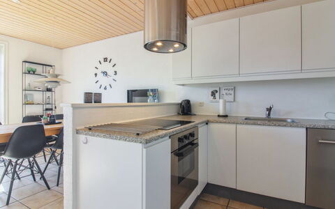 Alessandra - 500M from the Sea: Controsoffitto, Cucina, Interior Design, Mobilia, Pavimentazione, Elettrodomestico Da Cucina, Cabinetry, Pavimento, Legna, Apparecchio Major