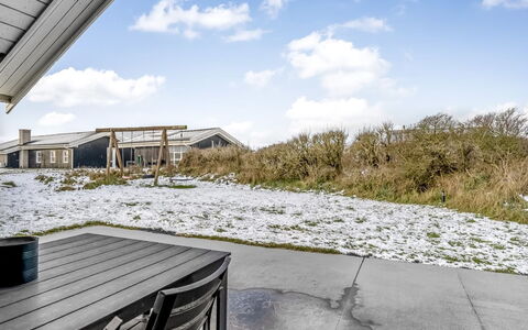 Iida - 100M from the Sea: Blu, Arbusto, Villetta, Groundcover, Giardino, Estate, Shade, Landscaping, Agriturismo, Eco Hotel