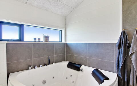 Serey - 1.4Km from the Sea: Idraulico Fixture, Pavimentazione, Bagno, Vasca Da Bagno, Pavimento, Interior Design, Soffitto, Rubinetto, Idraulico, Materiale Composito