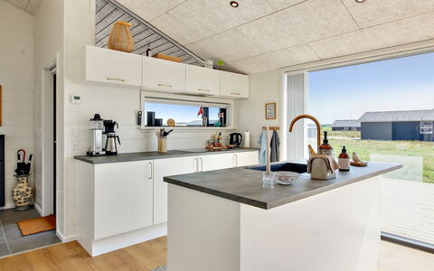 Serey - 1.4Km from the Sea: Cucina, Pavimentazione, Controsoffitto, Pavimento, Soffitto, Interior Design, Elettrodomestico Da Cucina, Cabinetry, Mobilia, Elettrodomestico
