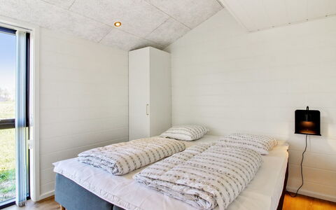 Serey - 1.4Km from the Sea: Soffitto, Pavimentazione, Pavimento, Camera Da Letto, Camera, Telaio Del Letto, Letto, Bedding, Latifoglie, Lenzuolo