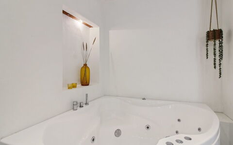 Maiti - 300M from the Sea: Vasca Da Bagno, Parete, Interior Design, Idraulico Fixture, Bagno, Pavimentazione, Soffitto, Illuminazione, Pavimento, Idraulico