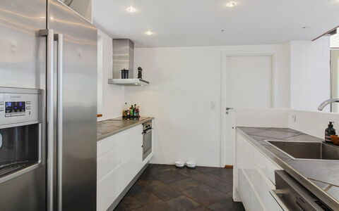 Maiti - 300M from the Sea: Controsoffitto, Cucina, Pavimentazione, Interior Design, Elettrodomestico Da Cucina, Cabinetry, Pavimento, Legna, Apparecchio Major, Soffitto