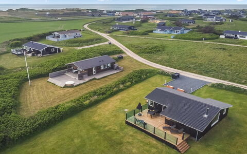 Lok - 450M from the Sea: Architettura, Tetto, Casa, Materiale Composito, Illuminazione Diurna, Raccordo, Driveway