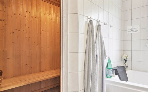 Anelisa - 1.2Km from the Sea: Legna, Pavimentazione, Pavimento, Interior Design, Camera, Idraulico, Idraulico Fixture, Piastrella, Bagno, Color Legno