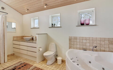 Heraldina - 1Km from the Sea: Pavimentazione, Interior Design, Pavimento, Idraulico Fixture, Parete, Bagno, Soffitto, Legna, Idraulico, Camera