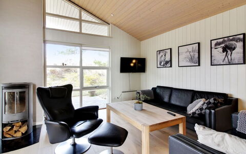 Heraldina - 1Km from the Sea: Interior Design, Pavimentazione, Legna, Soffitto, Soggiorno, Divano, Pavimento, Mobilia, Camera, Illuminazione