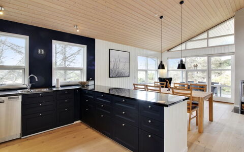Heraldina - 1Km from the Sea: Legna, Pavimentazione, Soffitto, Pavimento In Legno, Interior Design, Controsoffitto, Cabinetry, Pavimento, Mobilia, Cucina