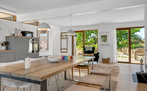 Mumme - 700M from the Sea: Mobilia, Interior Design, Pavimentazione, Sedia, Pavimento, Sala Da Pranzo, Tavolo, Parete, Cucina & Sala Da Pranzo Tavolo, Lampada