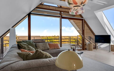 Mumme - 700M from the Sea: Mobilia, Legna, Pavimentazione, Interior Design, Soffitto, Pavimento, Soggiorno, Casa, Illuminazione, Pavimento In Legno