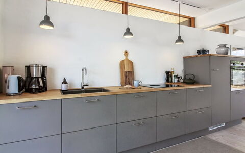 Mumme - 700M from the Sea: Cucina, Controsoffitto, Interior Design, Elettrodomestico Da Cucina, Mobilia, Cabinetry, Pavimentazione, Legna, Lampada, Soffitto