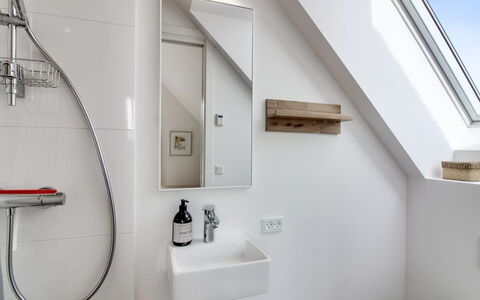 Mumme - 700M from the Sea: Idraulico Fixture, Bagno, Interior Design, Pavimentazione, Soffitto, Pavimento, Lavello, Rubinetto, Idraulico, Specchio