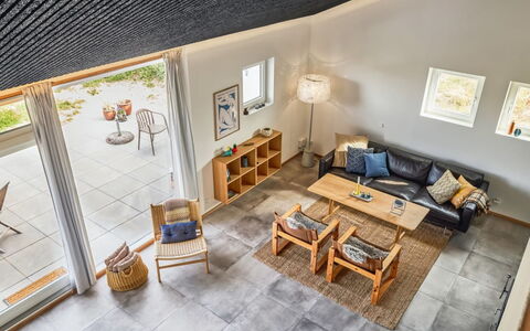 Kaapo - 1Km from the Sea: Mobilia, Interior Design, Sedia, Pavimentazione, Tavolo, Ricorrere, Pavimento, Soffitto, Camera, Eco Hotel