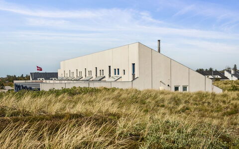 Kaapo - 1Km from the Sea: Mobilia, Interior Design, Sedia, Pavimentazione, Tavolo, Ricorrere, Pavimento, Soffitto, Camera, Eco Hotel