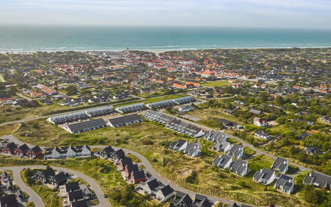 Kaapo - 1Km from the Sea: Mobilia, Interior Design, Sedia, Pavimentazione, Tavolo, Ricorrere, Pavimento, Soffitto, Camera, Eco Hotel