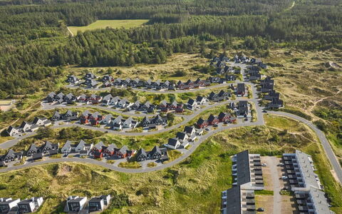 Kaapo - 1Km from the Sea: Mobilia, Interior Design, Sedia, Pavimentazione, Tavolo, Ricorrere, Pavimento, Soffitto, Camera, Eco Hotel
