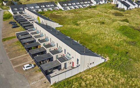 Kaapo - 1Km from the Sea: Mobilia, Interior Design, Sedia, Pavimentazione, Tavolo, Ricorrere, Pavimento, Soffitto, Camera, Eco Hotel