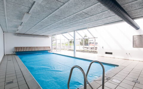 Kaapo - 1Km from the Sea: Mobilia, Interior Design, Sedia, Pavimentazione, Tavolo, Ricorrere, Pavimento, Soffitto, Camera, Eco Hotel