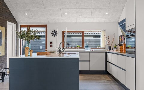 Aaran - 700M from the Sea: Cucina, Pavimentazione, Controsoffitto, Soffitto, Interior Design, Pavimento, Elettrodomestico Da Cucina, Cabinetry, Cucina Stufa, Apparecchio Major