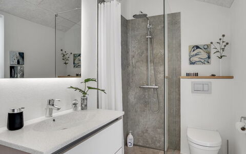 Aaran - 700M from the Sea: Idraulico Fixture, Pavimentazione, Bagno, Interior Design, Lavandino Del Bagno, Lavello, Pavimento, Mobiletto Del Bagno, Rubinetto, Idraulico