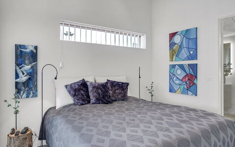 Aaran - 700M from the Sea: Letto, Interior Design, Camera Da Letto, Bedding, Parete, Mobilia, Lenzuolo, Soffitto, Pavimentazione, Biancheria