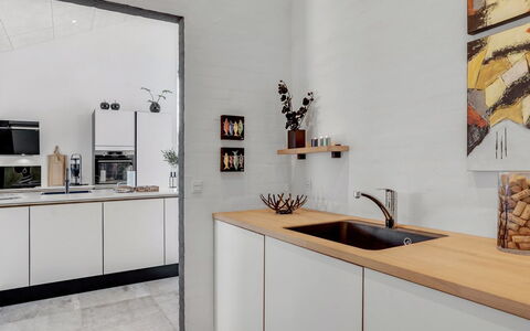 Aaran - 700M from the Sea: Cucina, Parete, Controsoffitto, Interior Design, Pavimentazione, Legna, Mobilia, Elettrodomestico Da Cucina, Pavimento, Casa