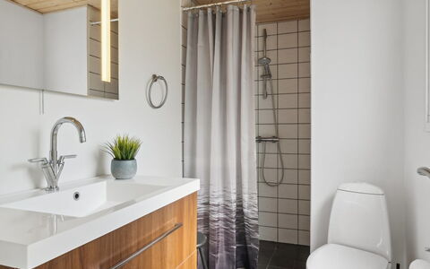 Stygge - 300M from the Sea: Pavimentazione, Interior Design, Idraulico Fixture, Pavimento, Legna, Lavandino Del Bagno, Lavello, Mobiletto Del Bagno, Bagno, Rubinetto