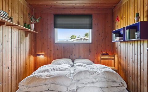 Stygge - 300M from the Sea: Interior Design, Legna, Camera Da Letto, Soffitto, Pavimentazione, Pavimento, Letto, Lenzuolo, Bedding, Illuminazione