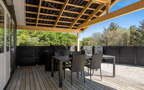 Thorsten - 500M from the Sea: Legna, Portico, Pavimentazione, Soffitto, Pavimento, Shade, Latifoglie, Deck, Pavimento In Legno, Color Legno