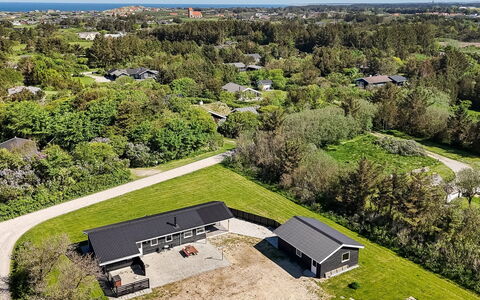 Thorsten - 500M from the Sea: Zona Residenziale, Paesaggio, Casa, Tetto, Plain, Visione Globale, Sobborgo, Estate, Fotografia Aerea, Landscaping