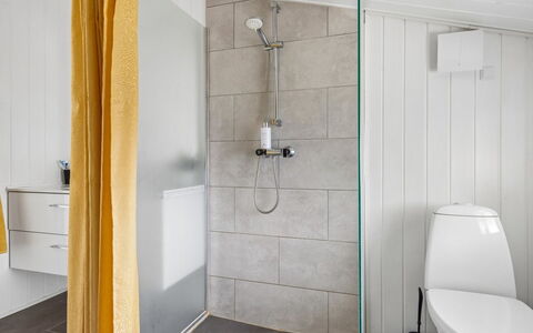 Thorsten - 500M from the Sea: Pavimentazione, Idraulico Fixture, Parete, Pavimento, Bagno, Interior Design, Gabinetto, Idraulico, Soffitto, Piastrella
