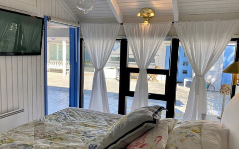 Ilenia - 150M from the Sea: Mobilia, Interior Design, Pavimentazione, Legna, Pavimento, Soffitto, Pavimento In Legno, Sedia, Tavolo, Illuminazione