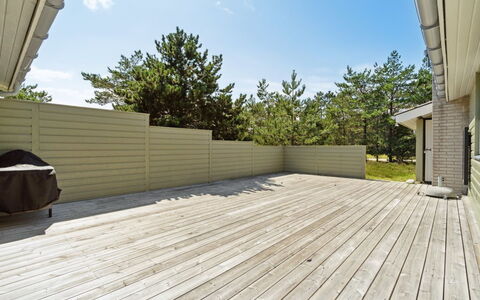 Alwine - 250M from the Sea: Pavimentazione, Interior Design, Legna, Pavimento, Le Scale, Soffitto, Color Legno, Pavimento In Legno, Latifoglie, Corrimano