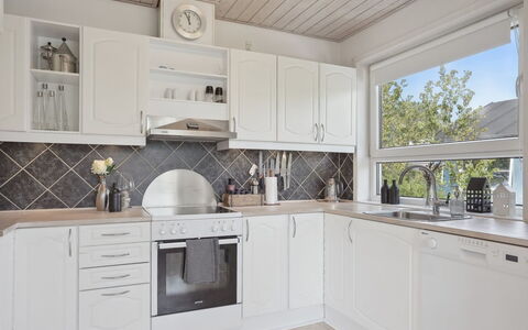 Gisella - 1.2Km from the Sea: Cucina, Interior Design, Elettrodomestico Da Cucina, Controsoffitto, Pavimentazione, Apparecchio Major, Cabinetry, Mobilia, Soffitto, Elettrodomestico