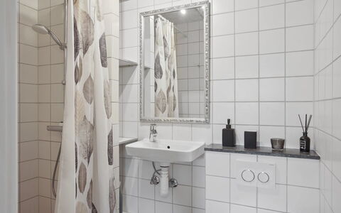 Gisella - 1.2Km from the Sea: Bagno, Interior Design, Pavimentazione, Idraulico Fixture, Pavimento, Piastrella, Idraulico, Gabinetto, Camera, Rubinetto