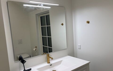 Skrollan - 100M from the Sea: Specchio, Interior Design, Illuminazione, Idraulico Fixture, Lavandino Del Bagno, Lampada, Soffitto, Idraulico, Rubinetto, Bagno